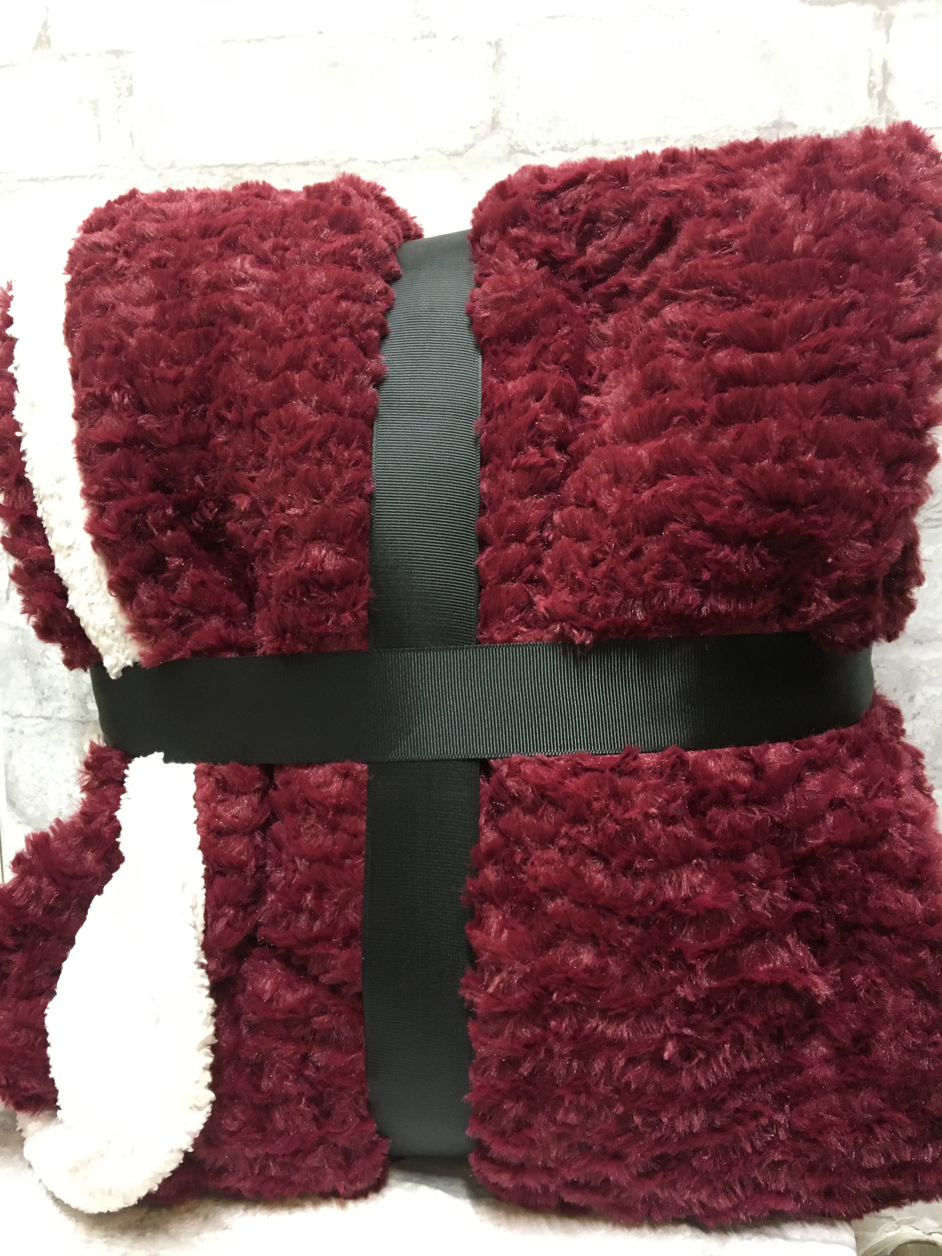 Brand new Super Soft Micro Mink Sherpa Throw in Dark Burgundy, 60"X80" Super Luxurious Plush Reverses to to sherpa!