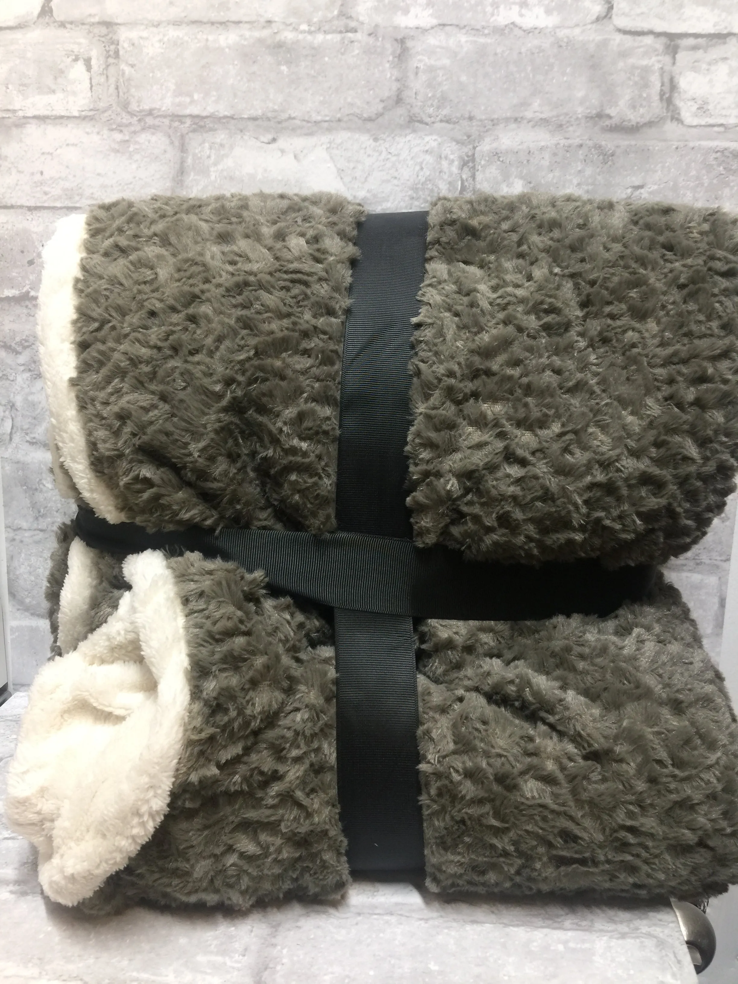 Brand new Super Soft Micro Mink Sherpa Throw in Grey, 60"X80" Super Luxurious Plush Reverses to to sherpa!