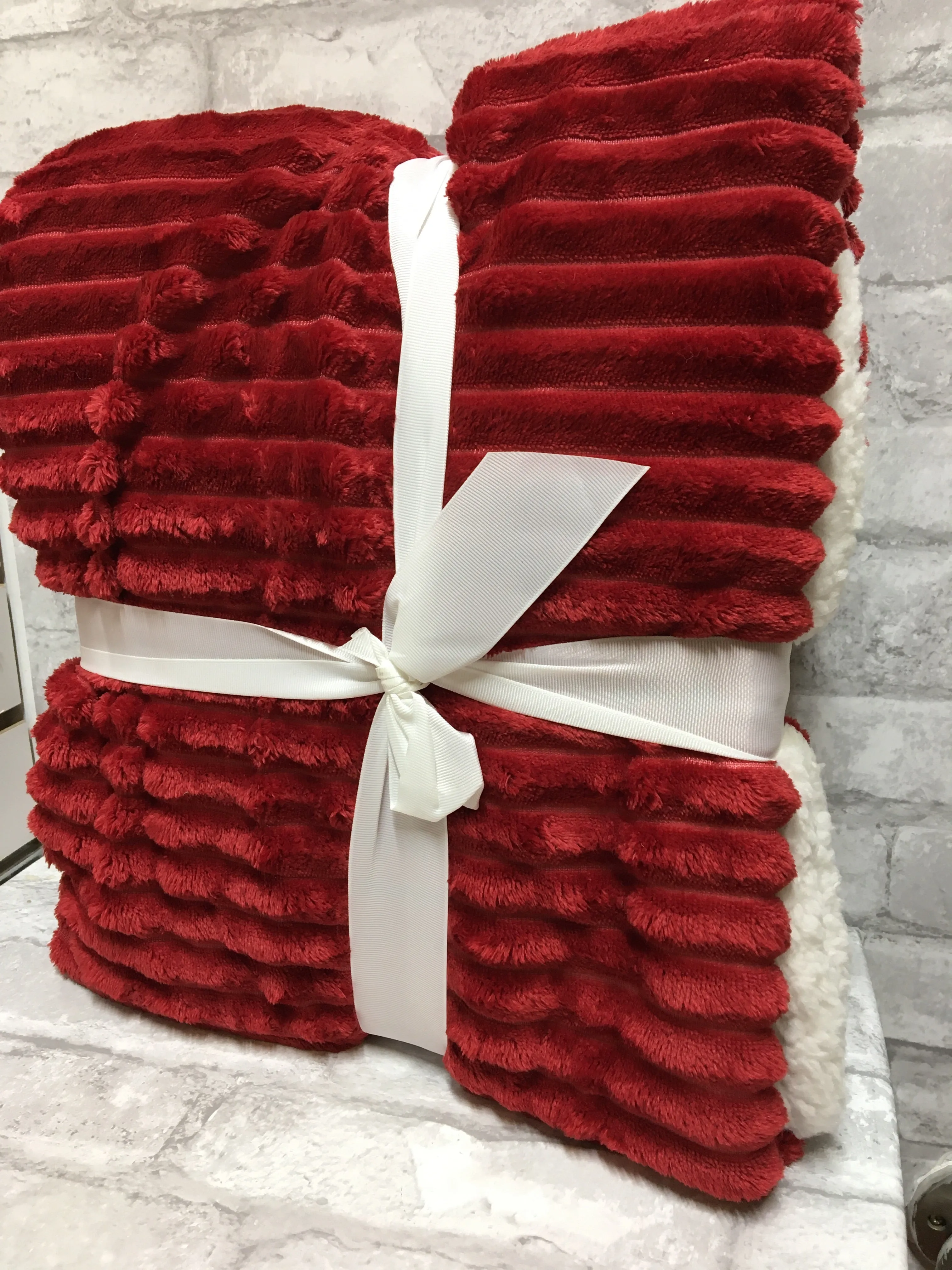 Brand new Super Soft Micro Mink Sherpa Throw in Red, 50"X60" Super Luxurious Plush Reverses to to sherpa!