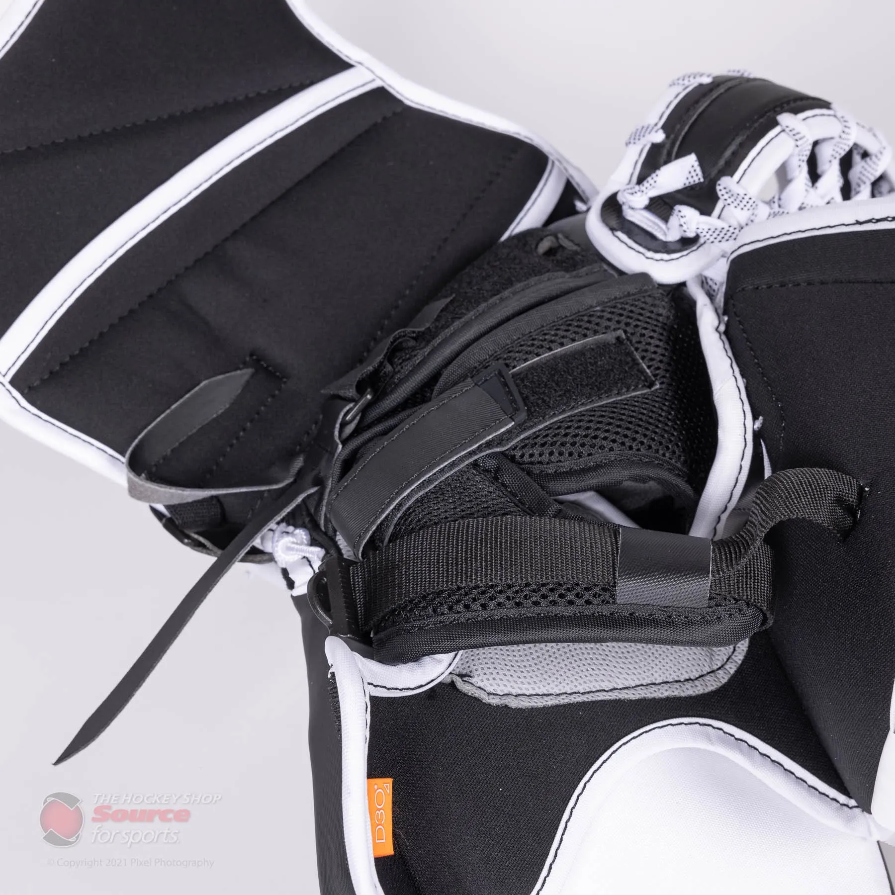 CCM Extreme Flex E5.9 Intermediate Goalie Catcher - Source Exclusive