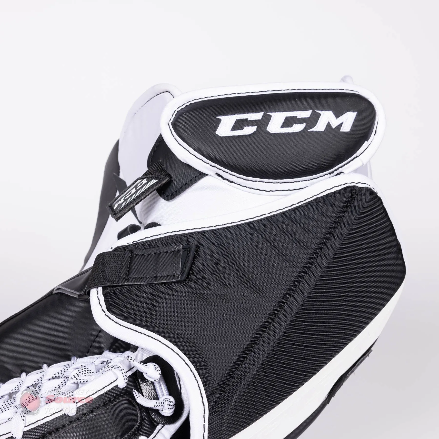 CCM Extreme Flex E5.9 Intermediate Goalie Catcher - Source Exclusive