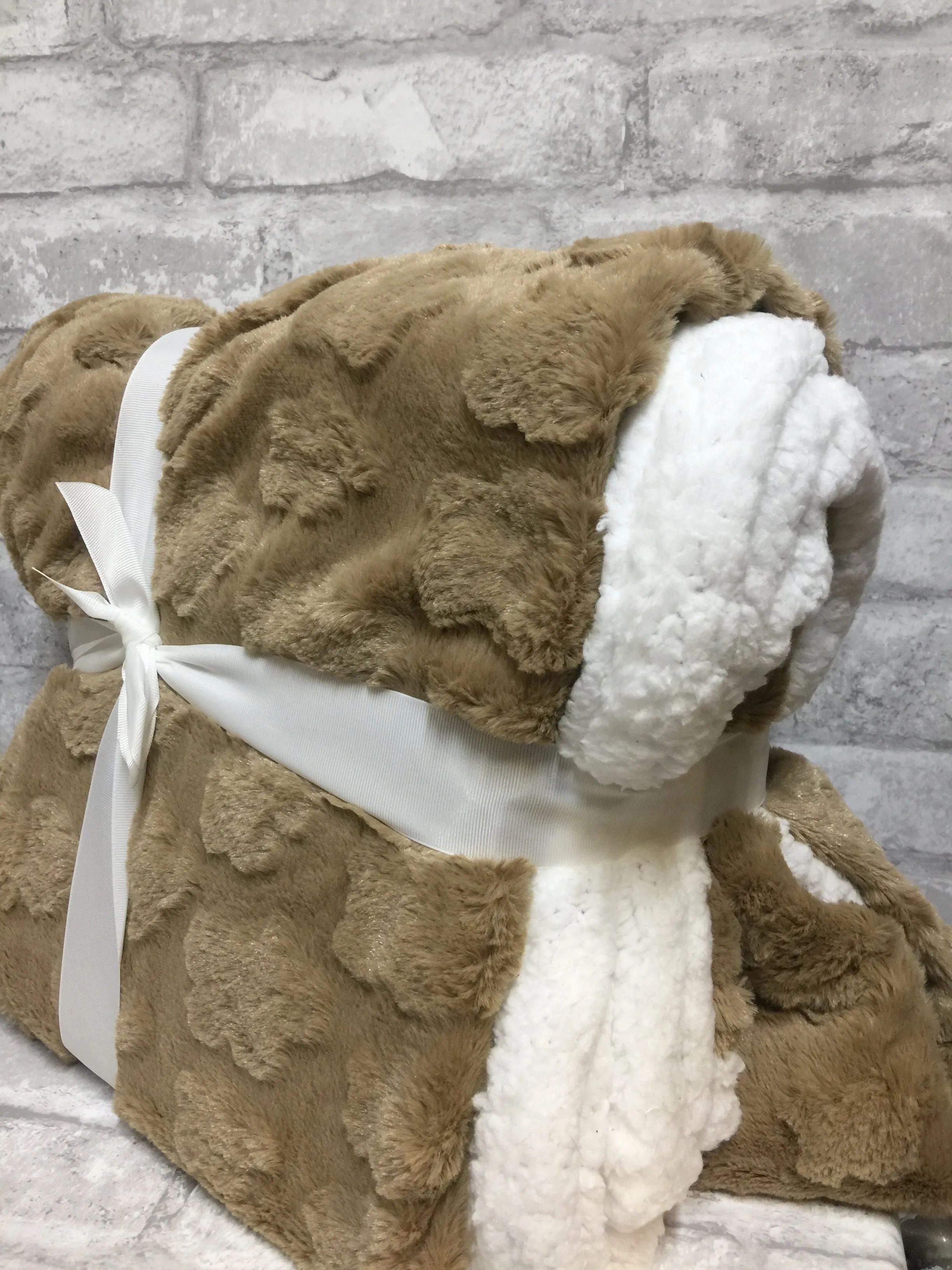 Super Soft Micro Mink Sherpa Throw in Caramel, 50"X60" Super Luxurious Plush Reverses to to sherpa!